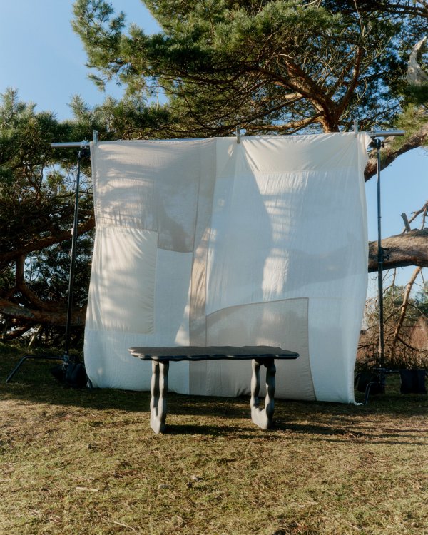 Bank Dal von  Anna Maria Øfstedal Eng für ferm Living in einerm Garten vor einem weissen aufgespannten Leintuch.