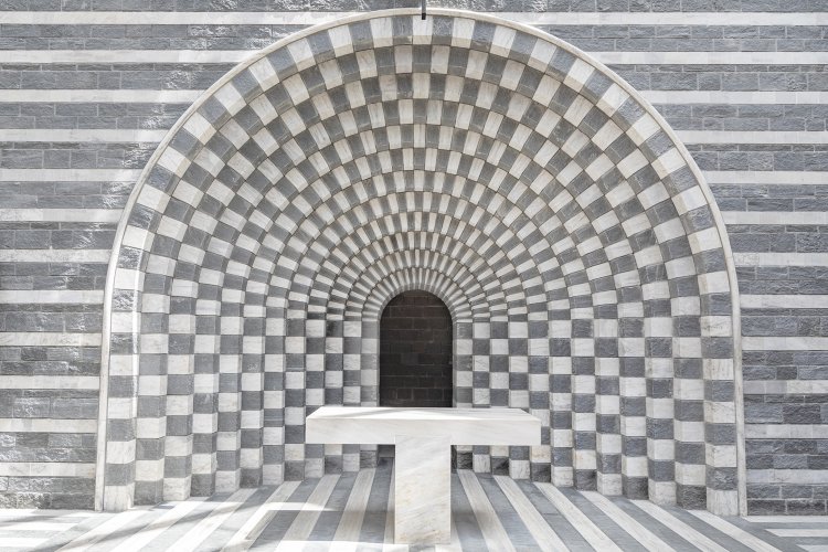 Blick auf den Altar der Chiesa di San Giovanni Battista im Tessin.