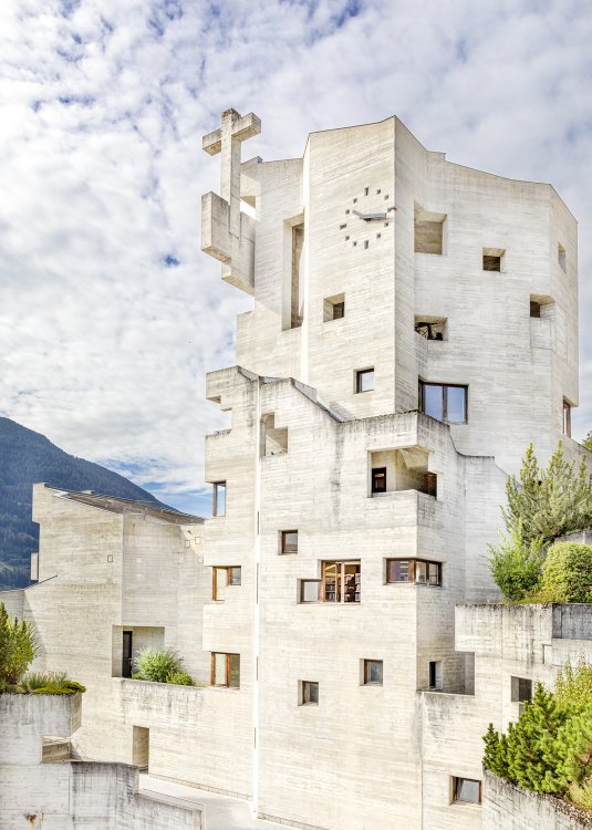 Brutalistische Kirche Eglise Saint-Nicolas im Kanton Wallis.