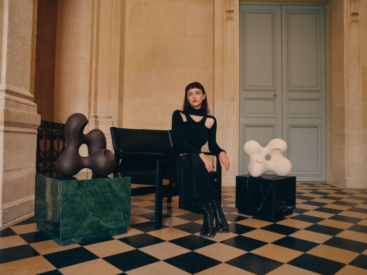 Anastasia Gladkova mit ihren Skulpturen der Serie Terre Brute in architektonischer Kulisse.