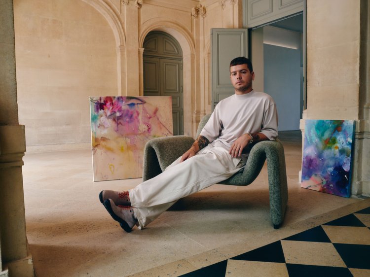 Andrés Sánchez inmitten seiner farbintensiven Arbeiten für die Kave Gallery.