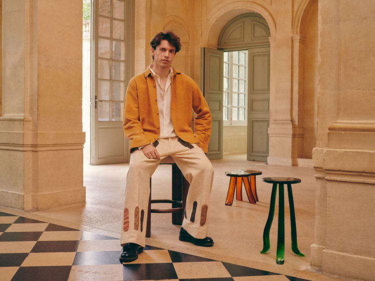 Szymon Keller mit seinen skulpturalen Objekten im Innenraum der Kave Gallery Kampagne.