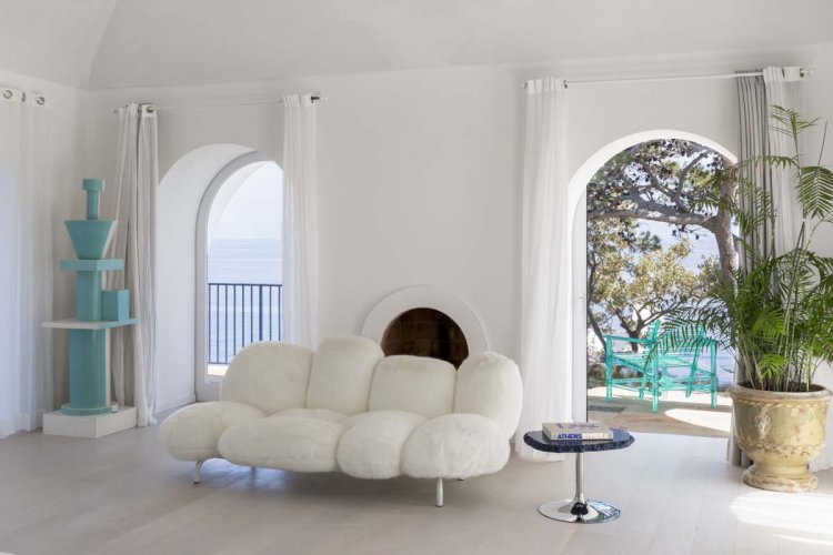 Helles Wohnzimmer auf Li Galli mit Edra-Sofa in Wolkenform, Blick auf das Meer und moderne Designakzente.
