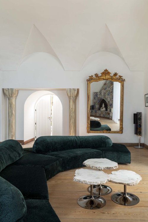 Salon von Li Galli Petrolblauen Edra-Sofa von Francesco Binfaré