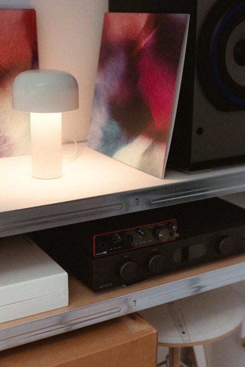Regal mit Vinyl, Tischheuchte und Stereoanlage