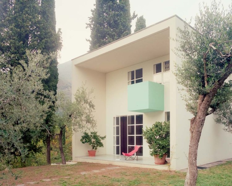kubisches Haus, umgeben von Bäumen
