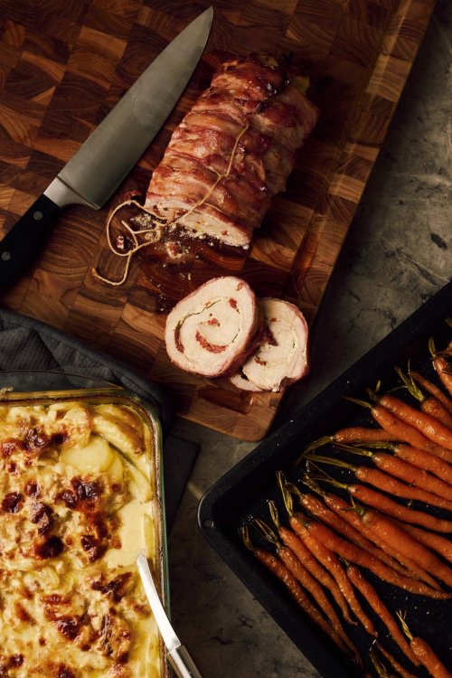 Die Hauptspeise ansprechend angerichtet und fotografiert von oben. Rollbraten, Kartoffelgratin, Ofenrüebli.