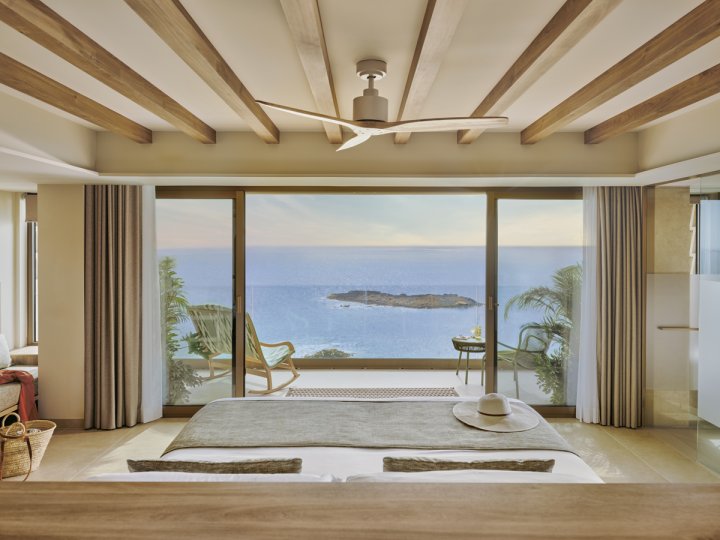 Blick aus einem Hotelzimmerfenster aufs Meer