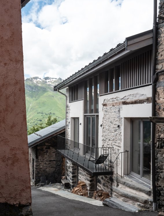 Blick auf die umgebaute Scheune durch die Gasse.