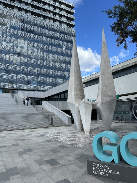 Ausschnitt eines Hochhauses in Nova Gorica.