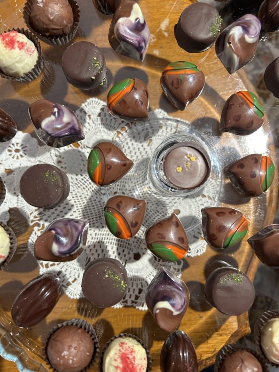 Ein Teller mit allerlei Pralinen.