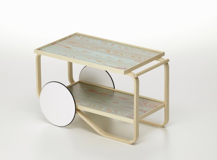Servierwagen aus Holz mit grossen Rädern aus Laminat und marmoriert Ablagefläche.