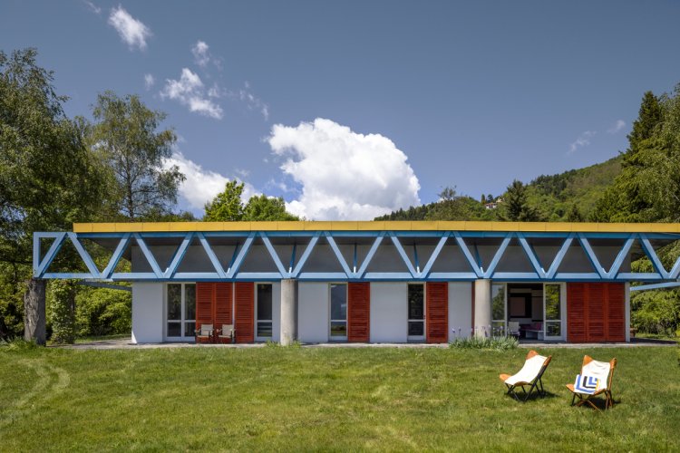 Architekturaufnahme eines modernen Flachdachhauses im Grünen