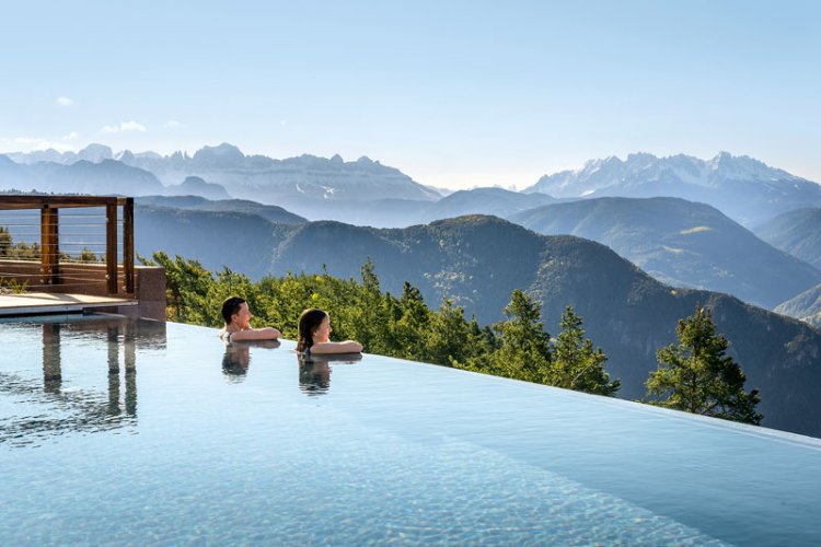 Infinitypool mit Berglandschaft