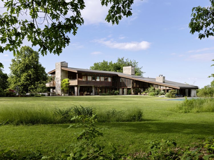 Haus von aussen im grünen mit Pool