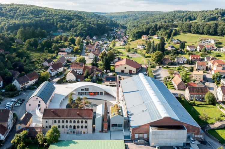 Eine Ansicht von oben auf eine Fabrik.