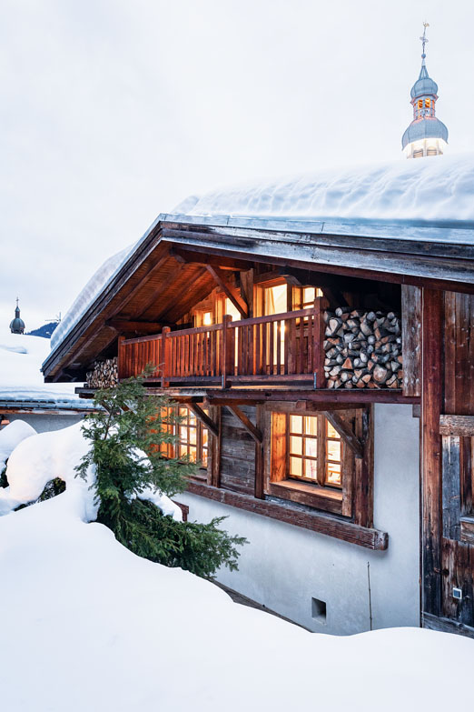 Aussenansicht auf ein beschneites Haus.