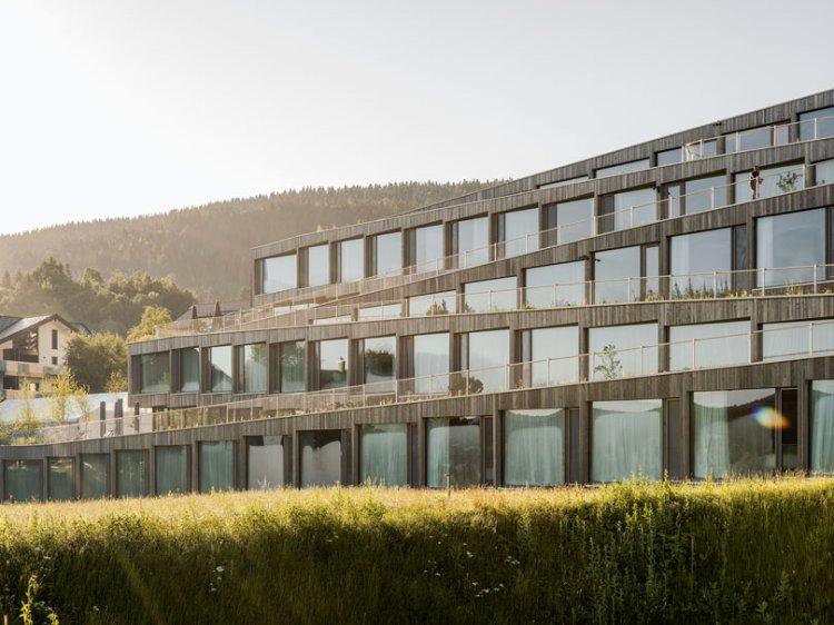 Blick auf ein grosses Gebäude mit vielen Fenstern.