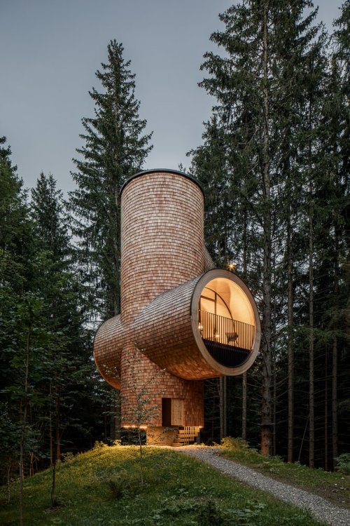 Blick auf ein Haus, welches aussen mit Holz verkleidet ist.