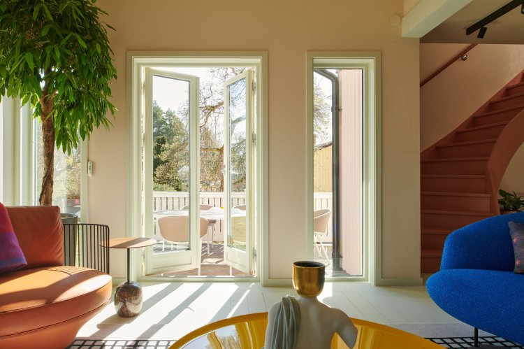 Blick von dem Wohnzimmer auf die herausführenden Fenster Richtung Garten.