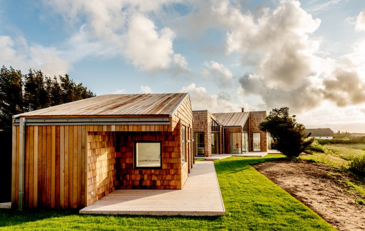 Das Recharge House besteht aus zwei Gebäudeteilen und grenzt direkt an den Thy Nationalpark.