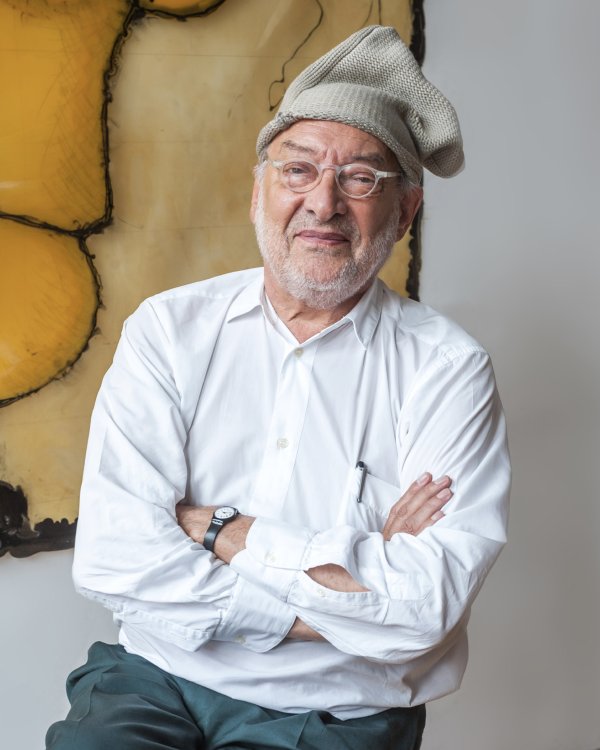 Der verstorbene, italienische Designer Gaetano Pesce im weissen Hemd und Zipfelmütze