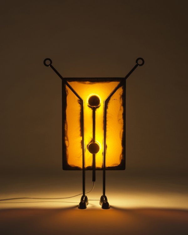 Auch die gelb erhellte Kunststoffleuchte Salvator wirkt wie ein alienartiges Strichmännchen