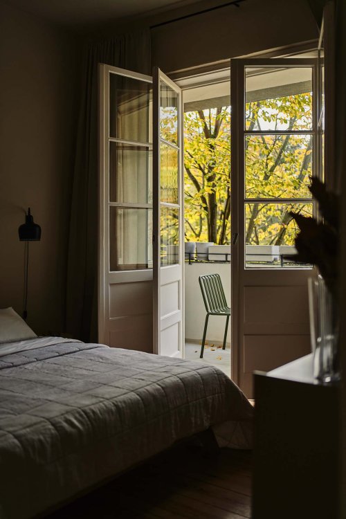 Dieses Foto präsentiert der restliche Teil des Schlafzimmers. Das Schlafzimmer öffnet sich zum Balkon.