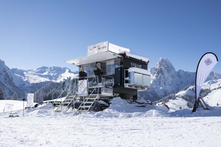 Das Foto eines Foodtrucks auf einer Piste.