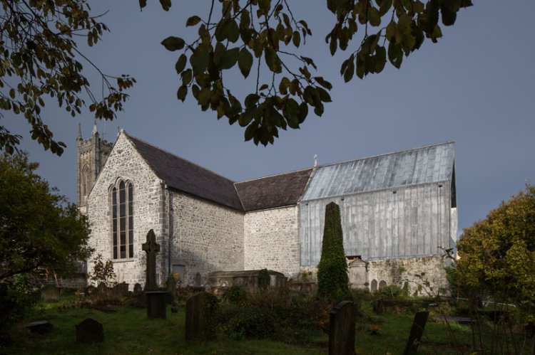 Das Museum im Sakralbau ist umgeben von einem Friedhof, der heute als Park der Öffentlichkeit zugänglich ist.