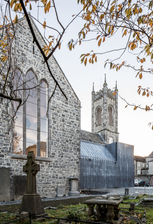 Die Anbauten sind mit Blei verkleidet und bilden so optisch einen Kontrast zum ursprünglichen Mauerwerk der Kirche aus dem 13. Jahrhundert.