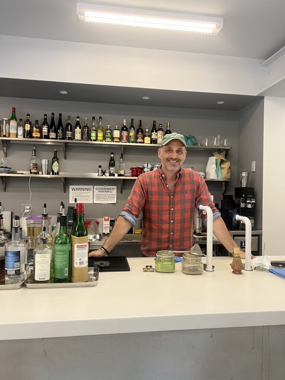 Inhaber und Fotograd David Shama steht hinter der Bartheke in seinem Café Do Not Feed Alligators in New York.