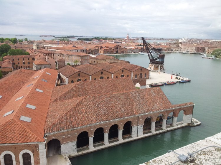 Vogelperspektive auf das Arsenale und umgebende Gebäude in Venedig.