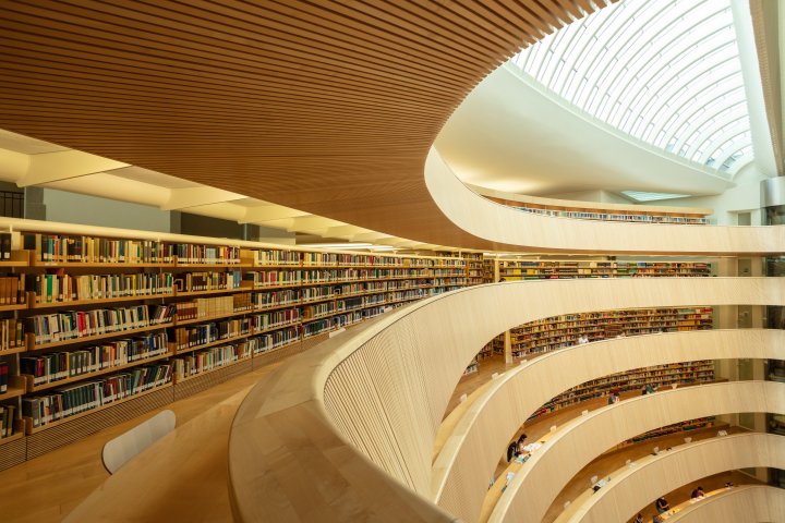 Sich über sechs Etagen erstreckender Innenraum der Universitätsbibliothek der Rechtswissenschaften