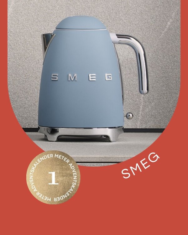 Hellblauer Wasserkocher auf grauer Küchenablage