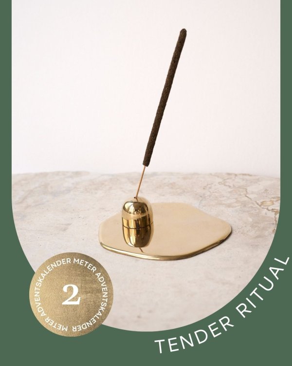 Räucherstäbchen in goldener Halterung