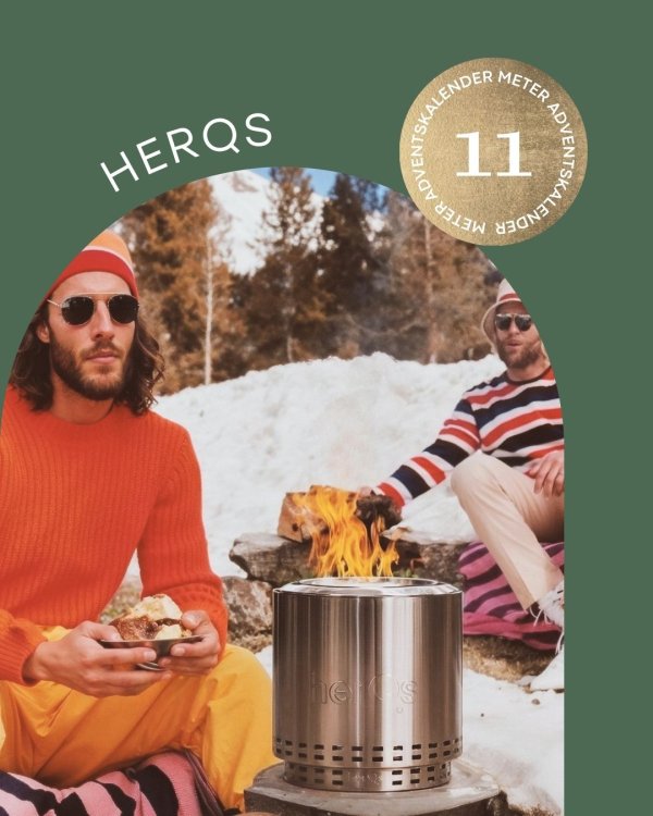 zwei Männer sitzen an einem Fire Pit im Schnee